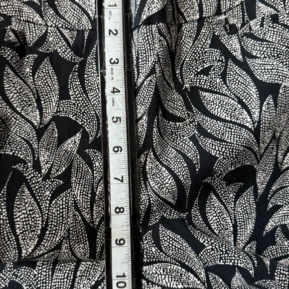 Chico’s 0.5 Black White Leaf Print Slim Ankle Pants Women’s 6 Stretch - Picture 6 of 8